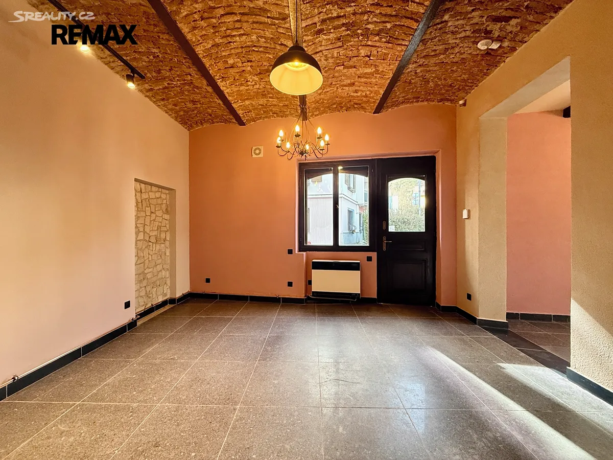 Pronájem obchodního prostoru 42 m² – pohled 4