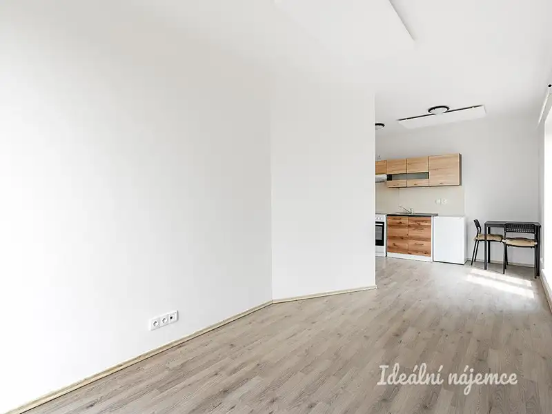 Pronájem bytu 1+kk 23 m², Škvorec – náhled fotky 3
