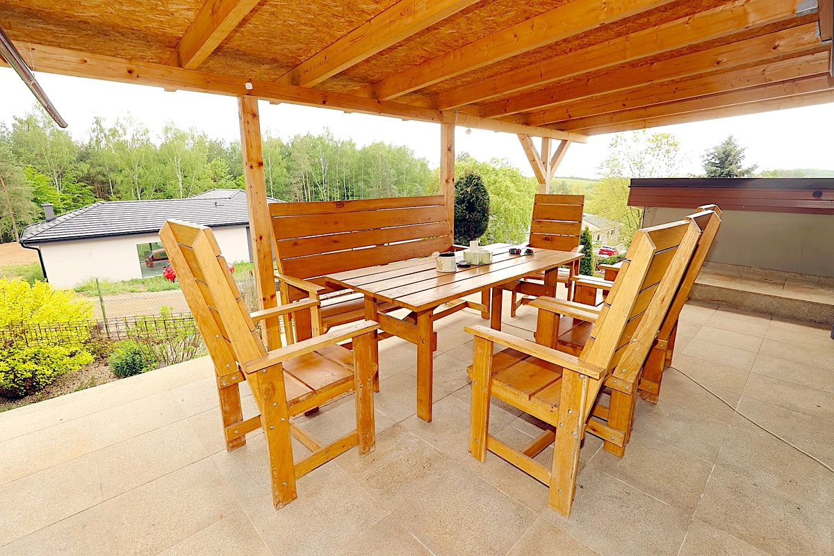 Prodej rodinného domu 250 m², pozemek 755 m² – fotografie 2