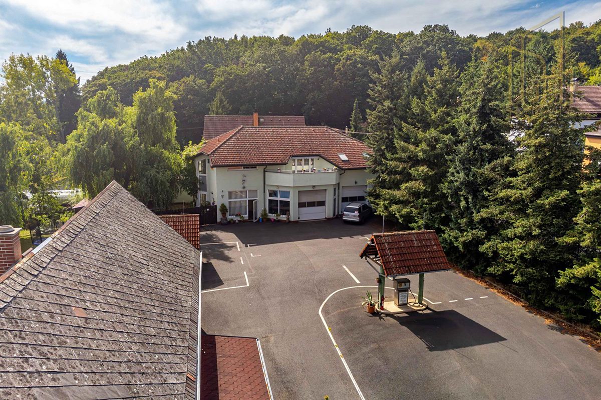 Prodej rodinného domu 308 m², pozemek 1634 m² – fotografie 2