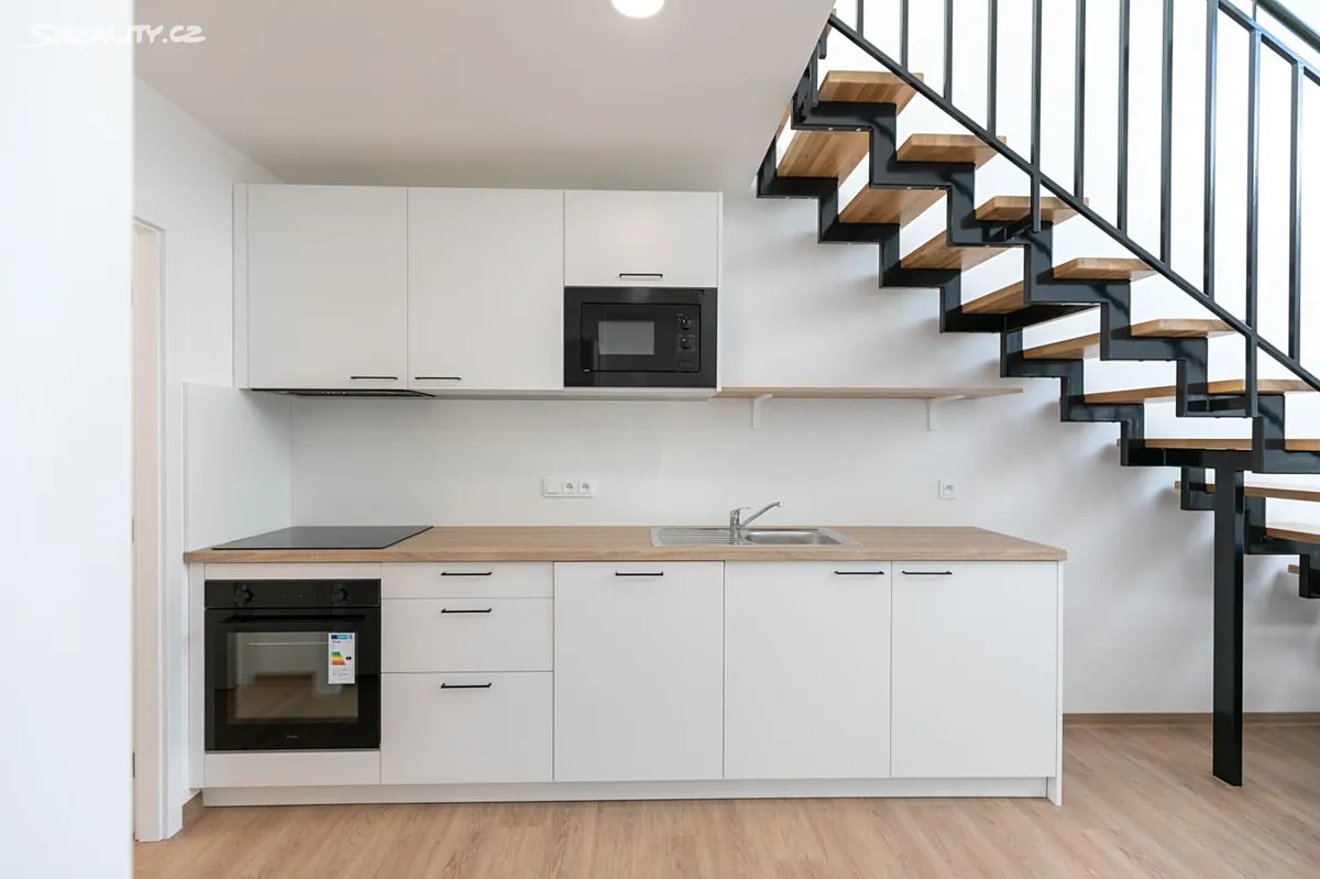 Pronájem bytu 1+kk 39 m², Poštovská