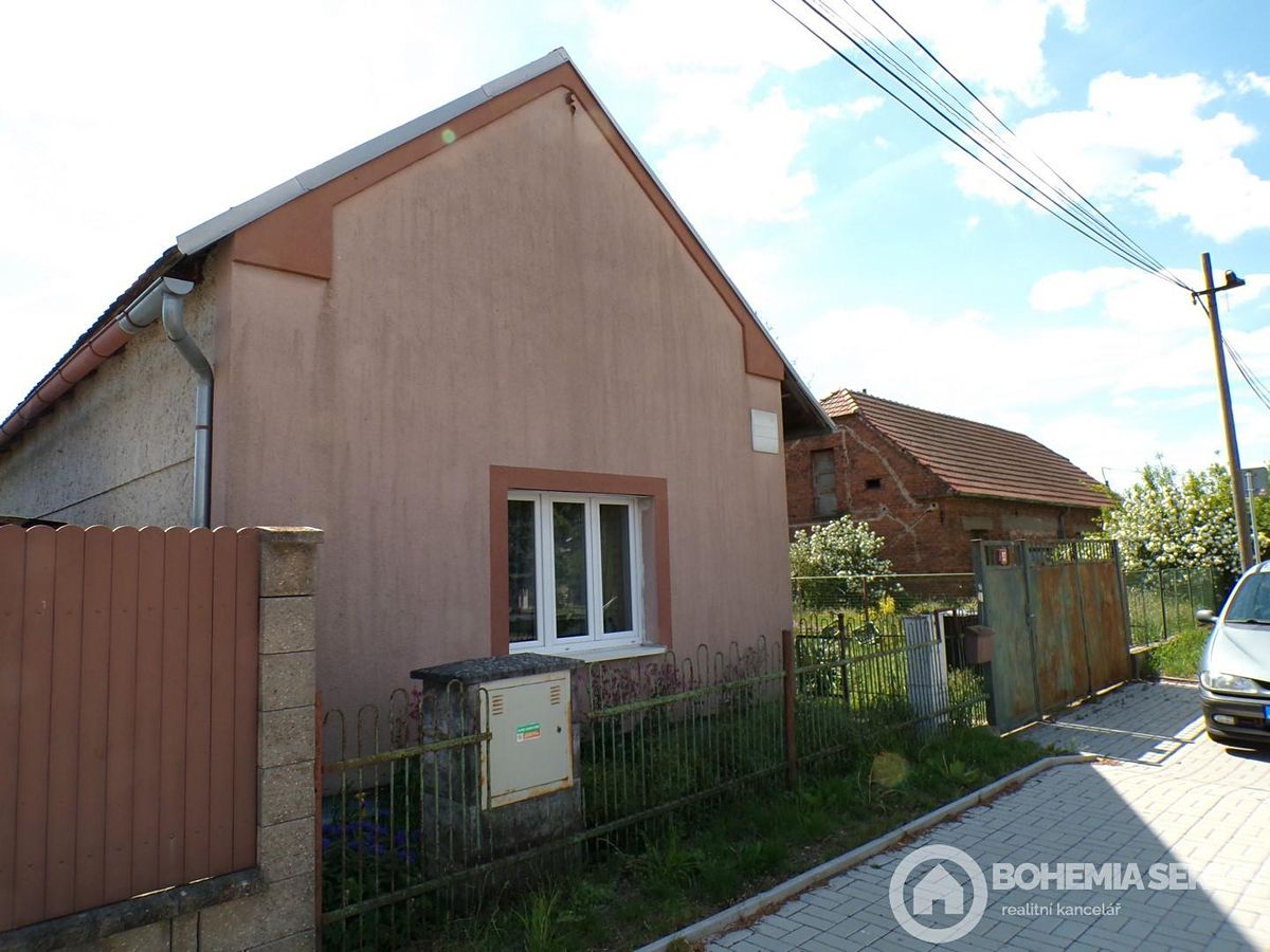 Prodej rodinného domu 120 m², pozemek 1421 m² – fotografie 2