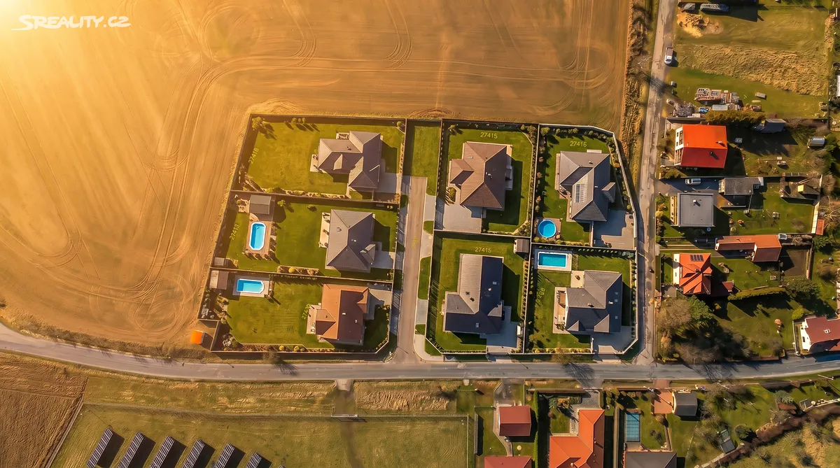 Prodej stavebního pozemku 1458 m² – pohled 2