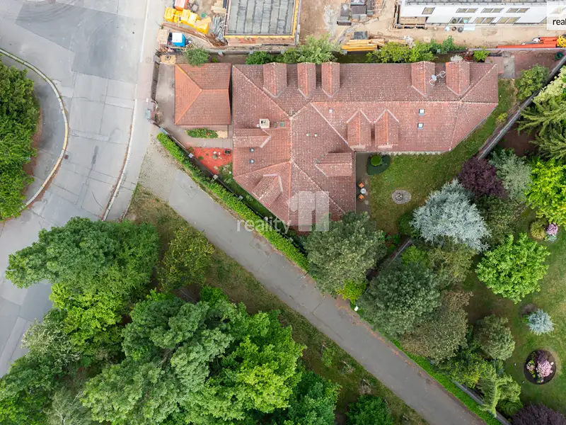 Prodej rodinného domu 420 m², pozemek 717 m², Praha – náhled fotky 3