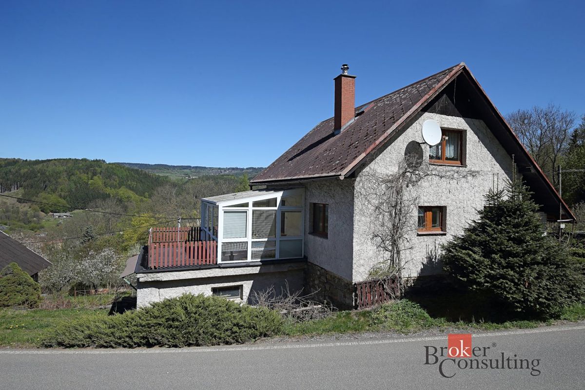 Prodej rodinného domu 108 m², pozemek 29000 m²