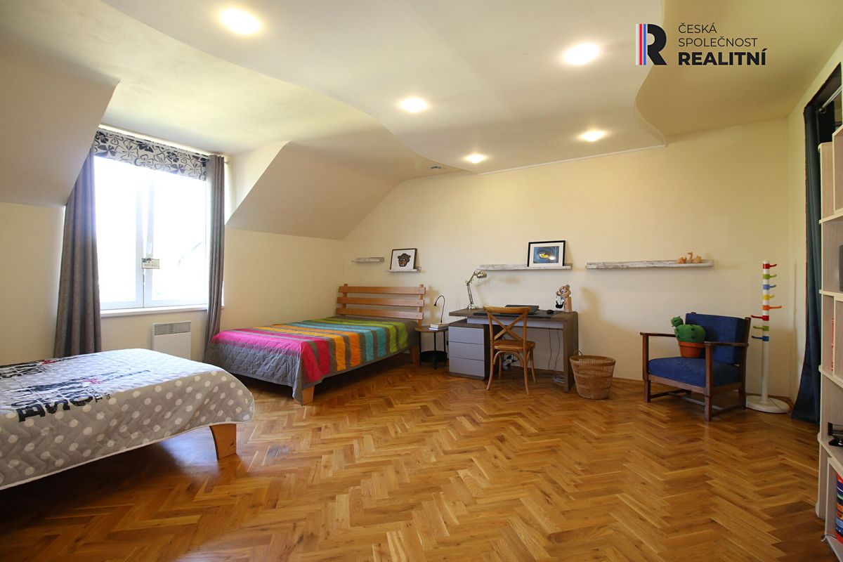 Prodej rodinného domu 705 m², pozemek 1300 m² – fotografie 4