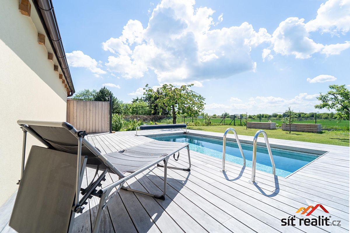 Prodej rodinného domu 240 m², pozemek 804 m² – fotografie 2