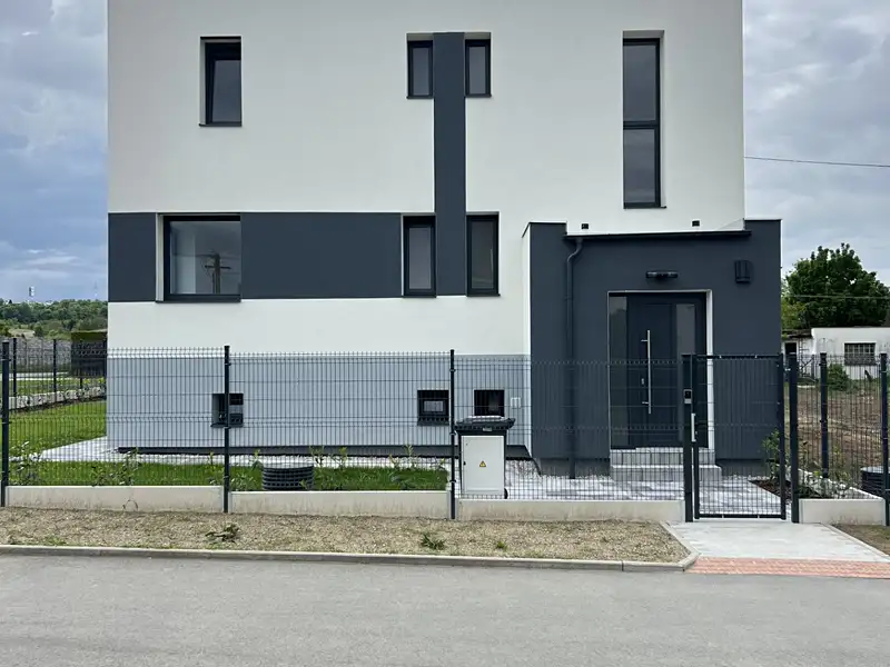 Prodej rodinného domu 218 m², pozemek 458 m², Plzeň – náhled fotky 1