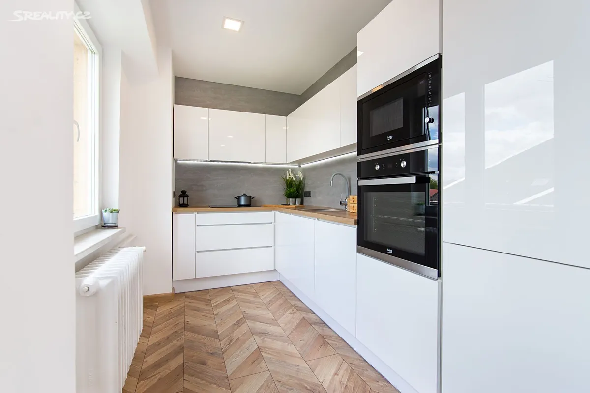 Pronájem bytu 2+1 50 m², Na Jízdárně
