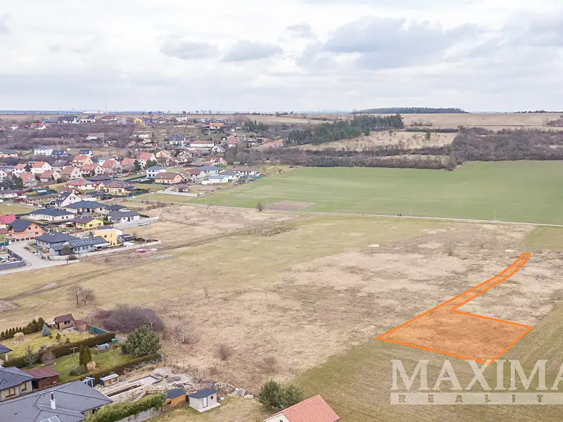 Prodej stavebního pozemku 896 m², Kly – náhled fotky 1