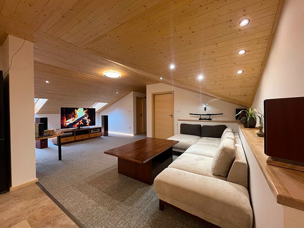 Prodej rodinného domu 397 m², pozemek 305 m² – fotografie 3
