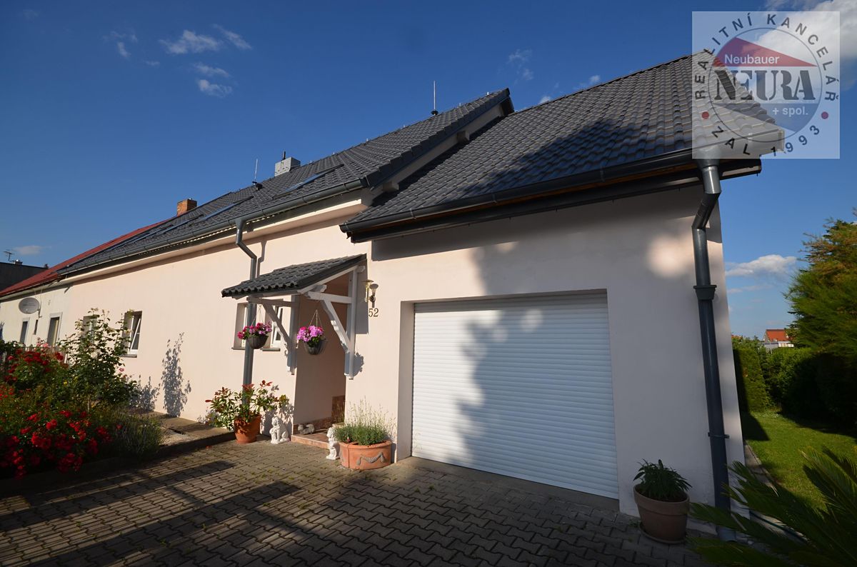Prodej rodinného domu 297 m², pozemek 910 m² – fotografie 2
