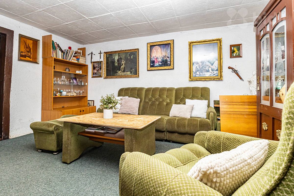 Prodej rodinného domu 200 m², pozemek 1170 m² – fotografie 3