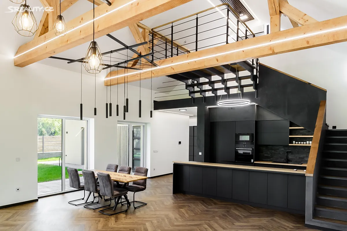 Prodej rodinného domu 325 m², pozemek 1091 m² – pohled 2