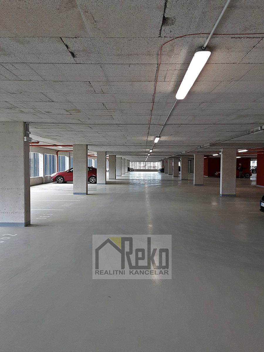 Pronájem garážového stání 13 m²