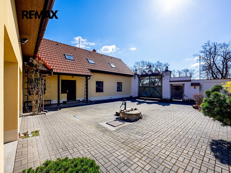 Haus zum Kauf, 299 m² (2 von 47)