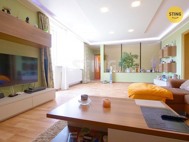 Prodej rodinného domu 295 m², pozemek 1089 m² – fotografie 2