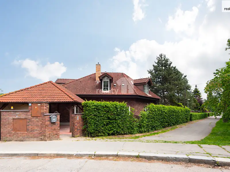 Prodej rodinného domu 420 m², pozemek 717 m², Praha – náhled fotky 1