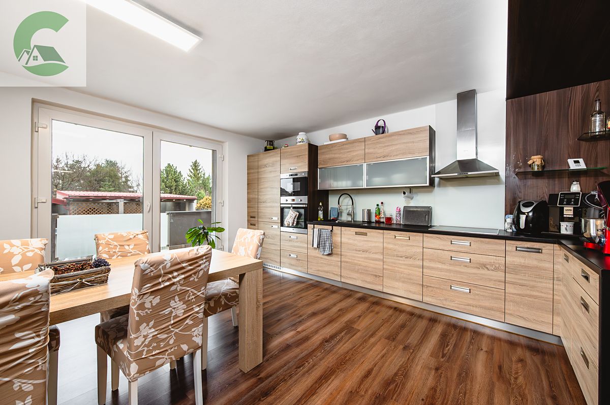 Prodej rodinného domu 300 m², pozemek 502 m² – fotografie 2