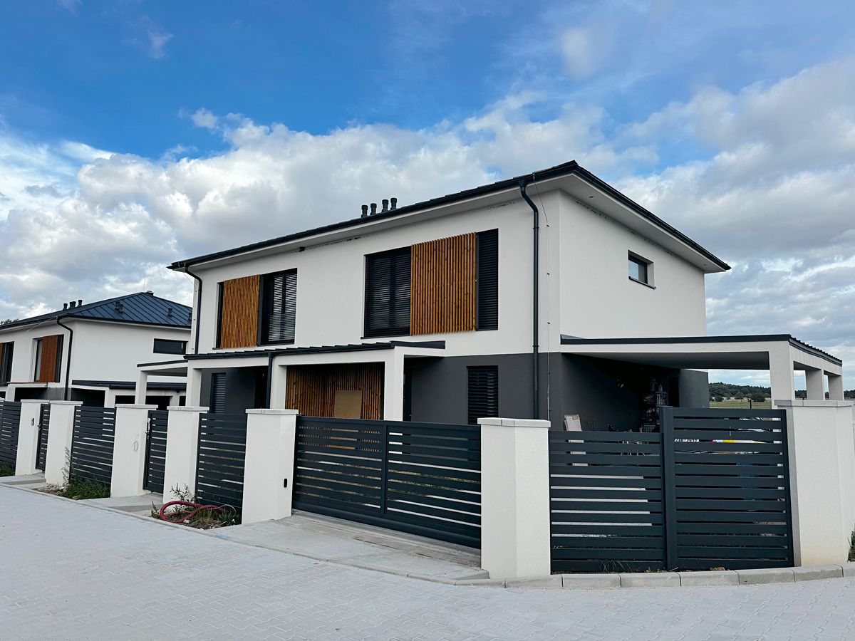 Prodej rodinného domu 135 m², pozemek 448 m², Babice – fotka 1 z 3