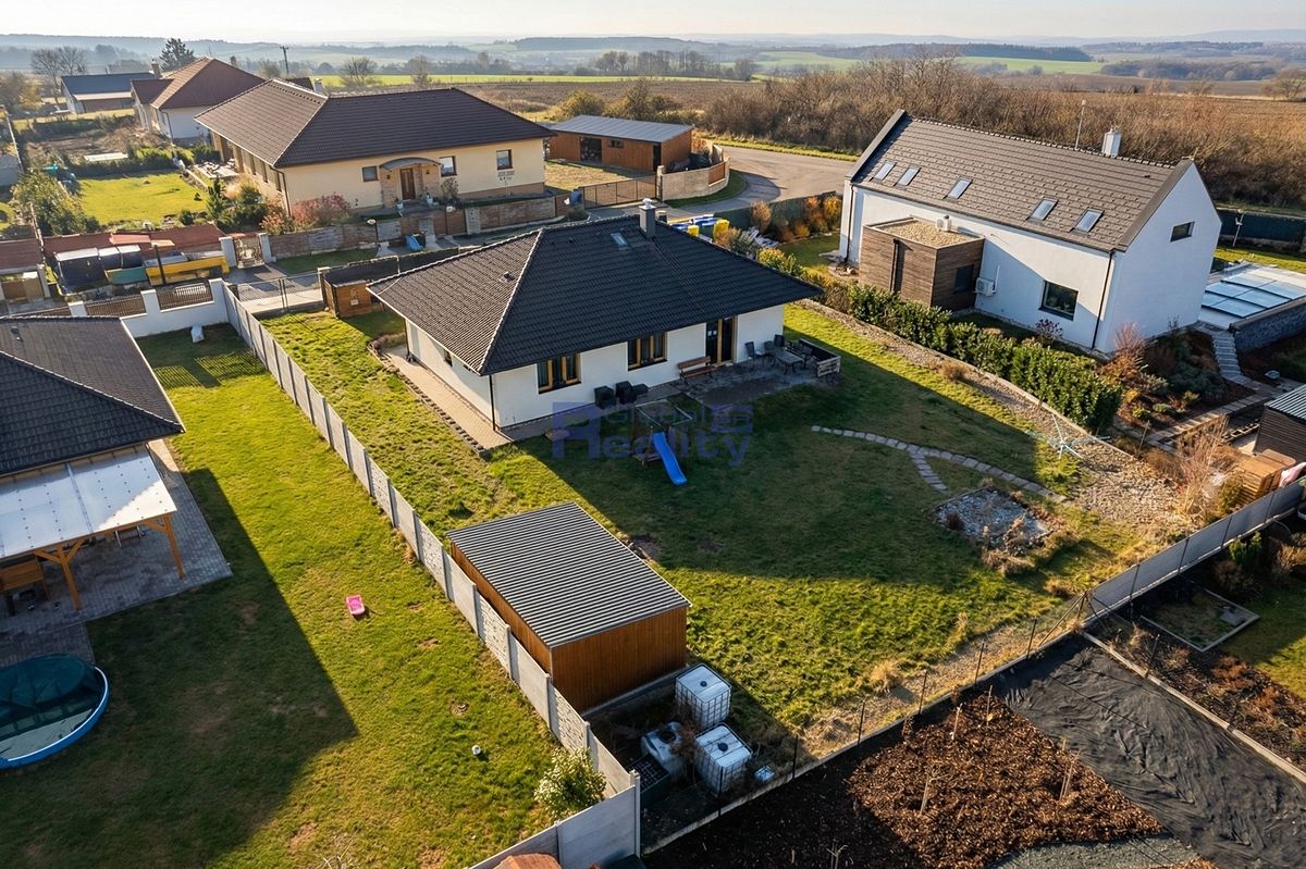 Prodej rodinného domu 101 m², pozemek 922 m² – fotografie 2