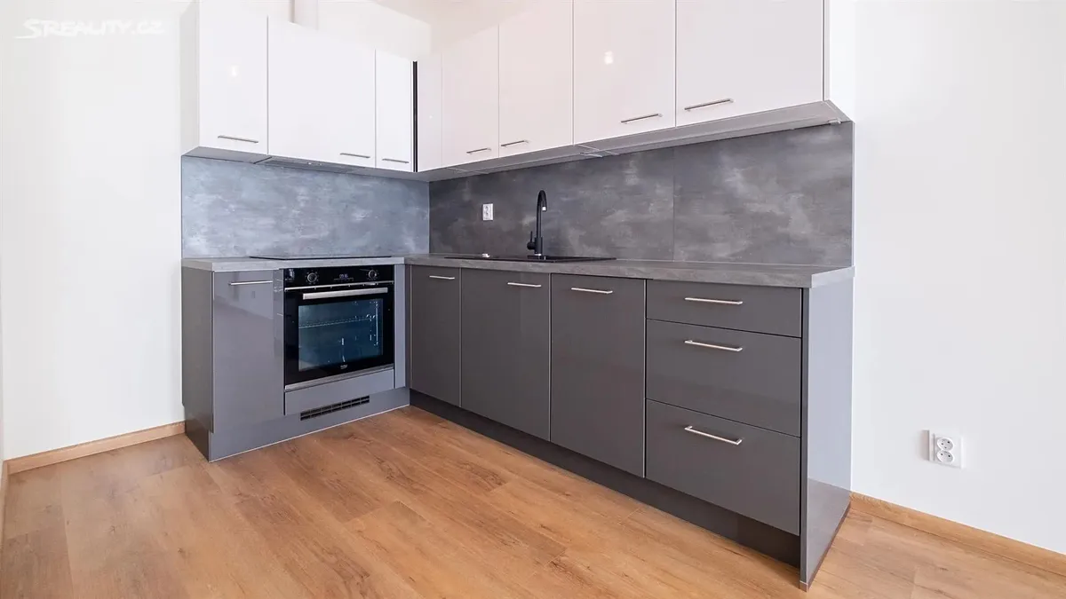Pronájem bytu 2+kk 56 m² – pohled 2
