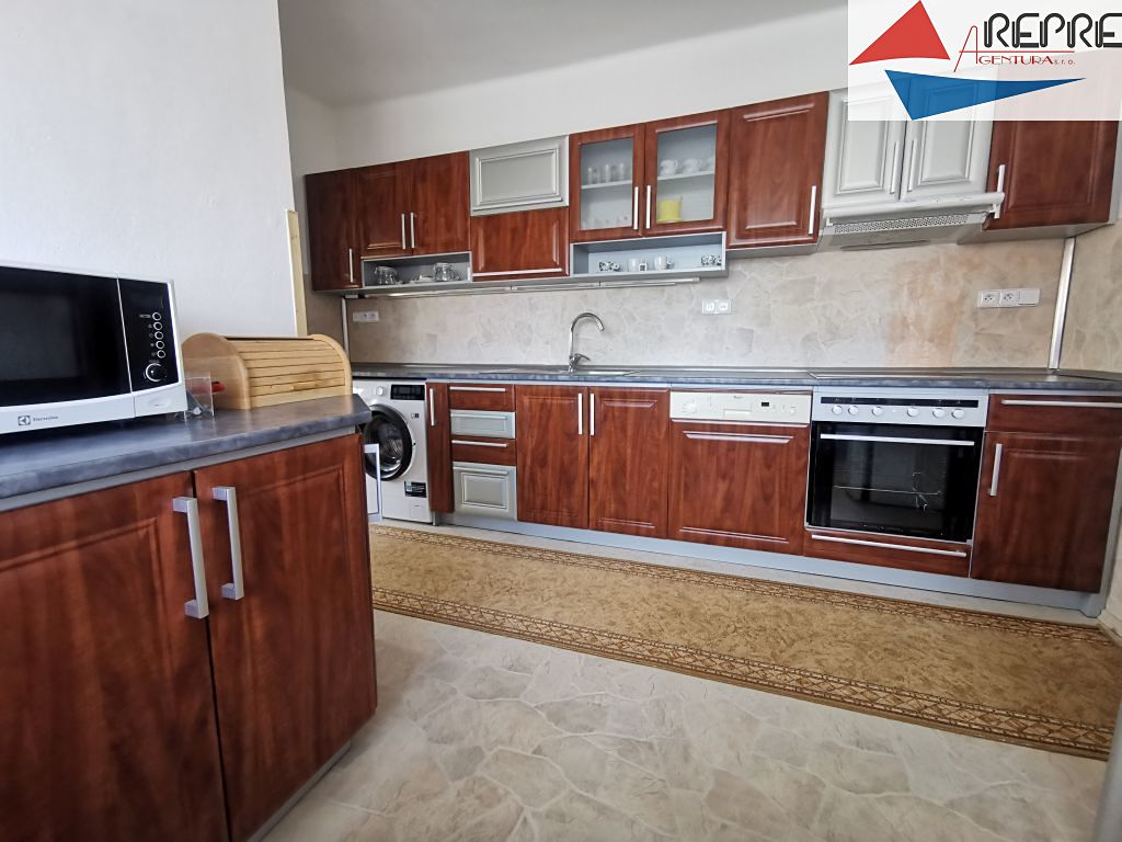 Prodej rodinného domu 350 m², pozemek 694 m² – fotografie 2