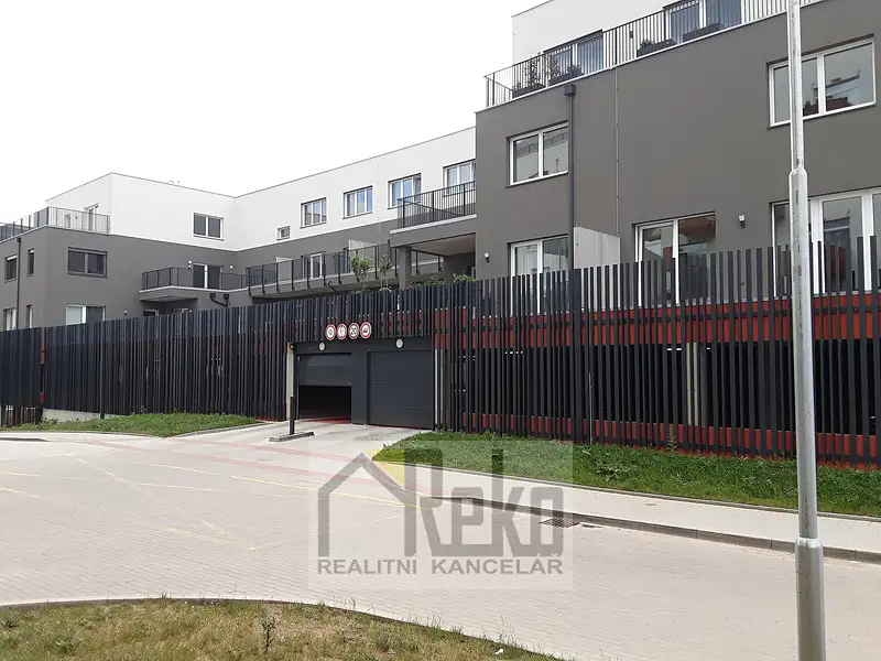 Pronájem garážového stání 13 m², Beroun – náhled fotky 1