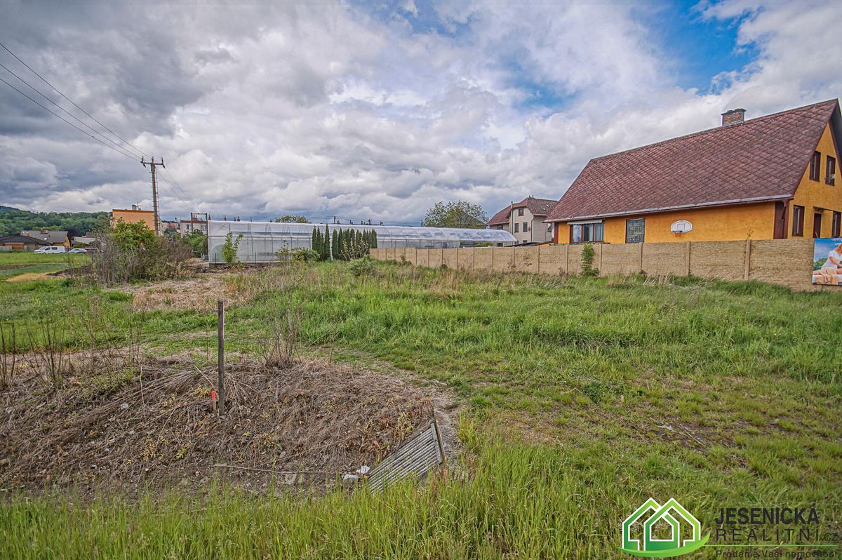 Prodej stavebního pozemku 748 m² – fotografie 2