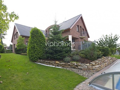 Pronájem  vily 384 m², pozemek 903 m²