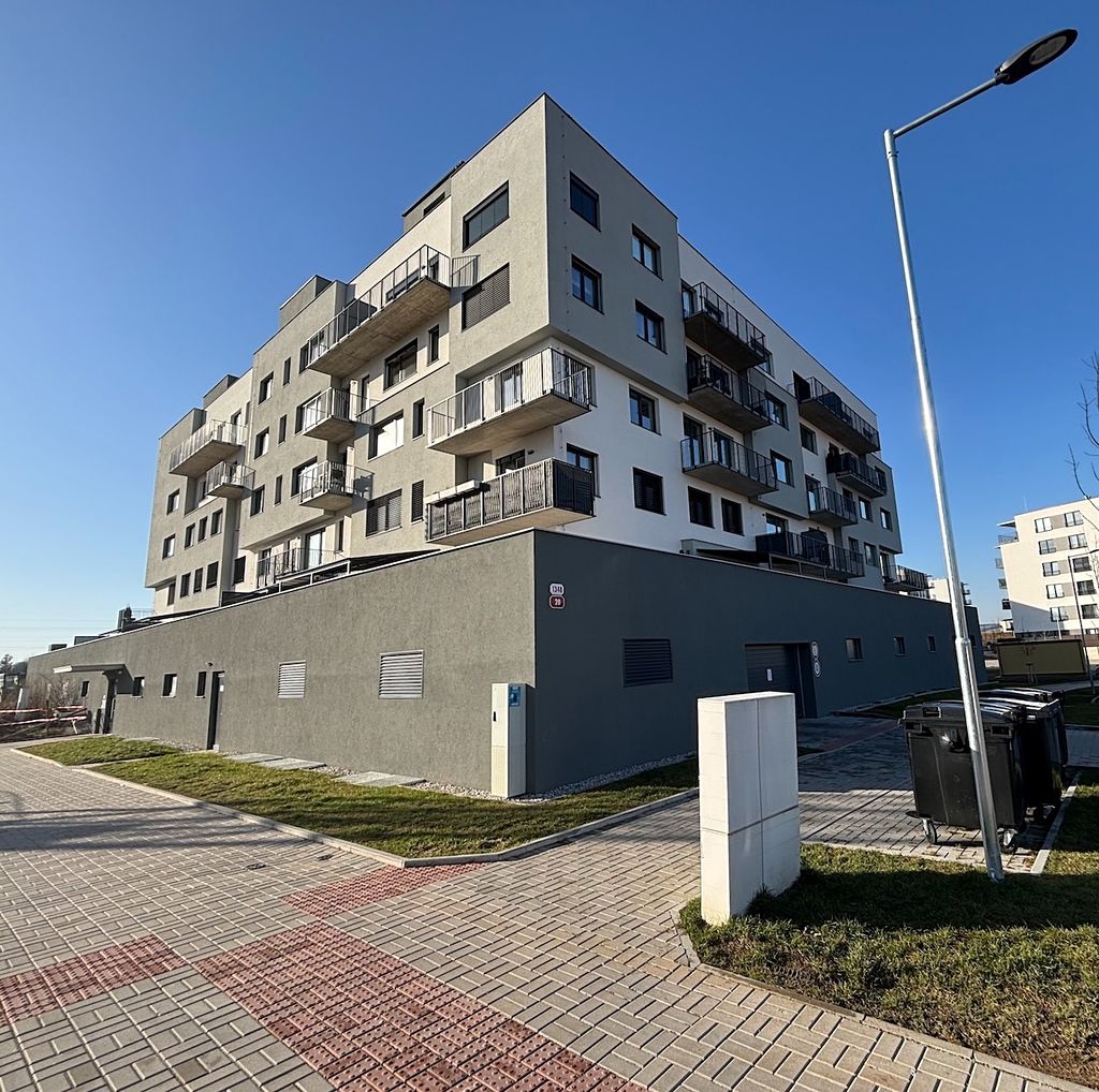 Pronájem garážového stání 12 m² – fotografie 2