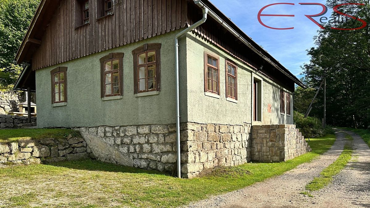 Prodej rodinného domu 187 m², pozemek 1026 m² – fotografie 2
