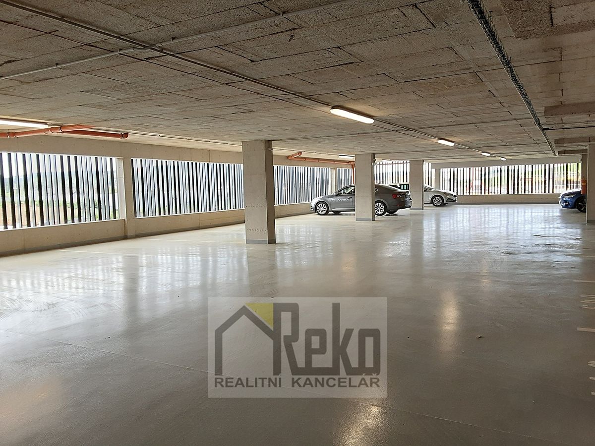 Pronájem garážového stání 13 m² – fotografie 3
