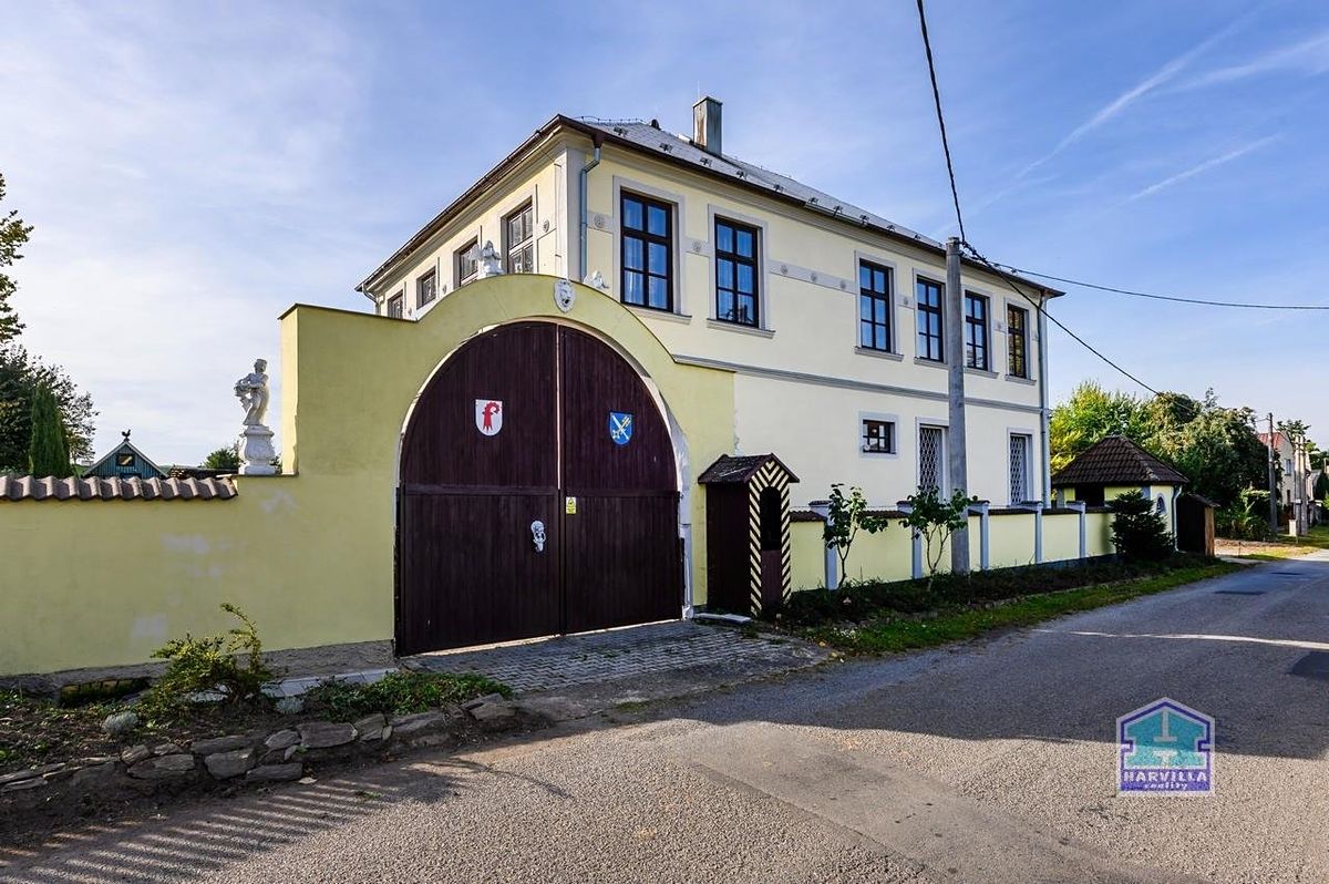Prodej vily 310 m², pozemek 1477 m² – fotografie 2