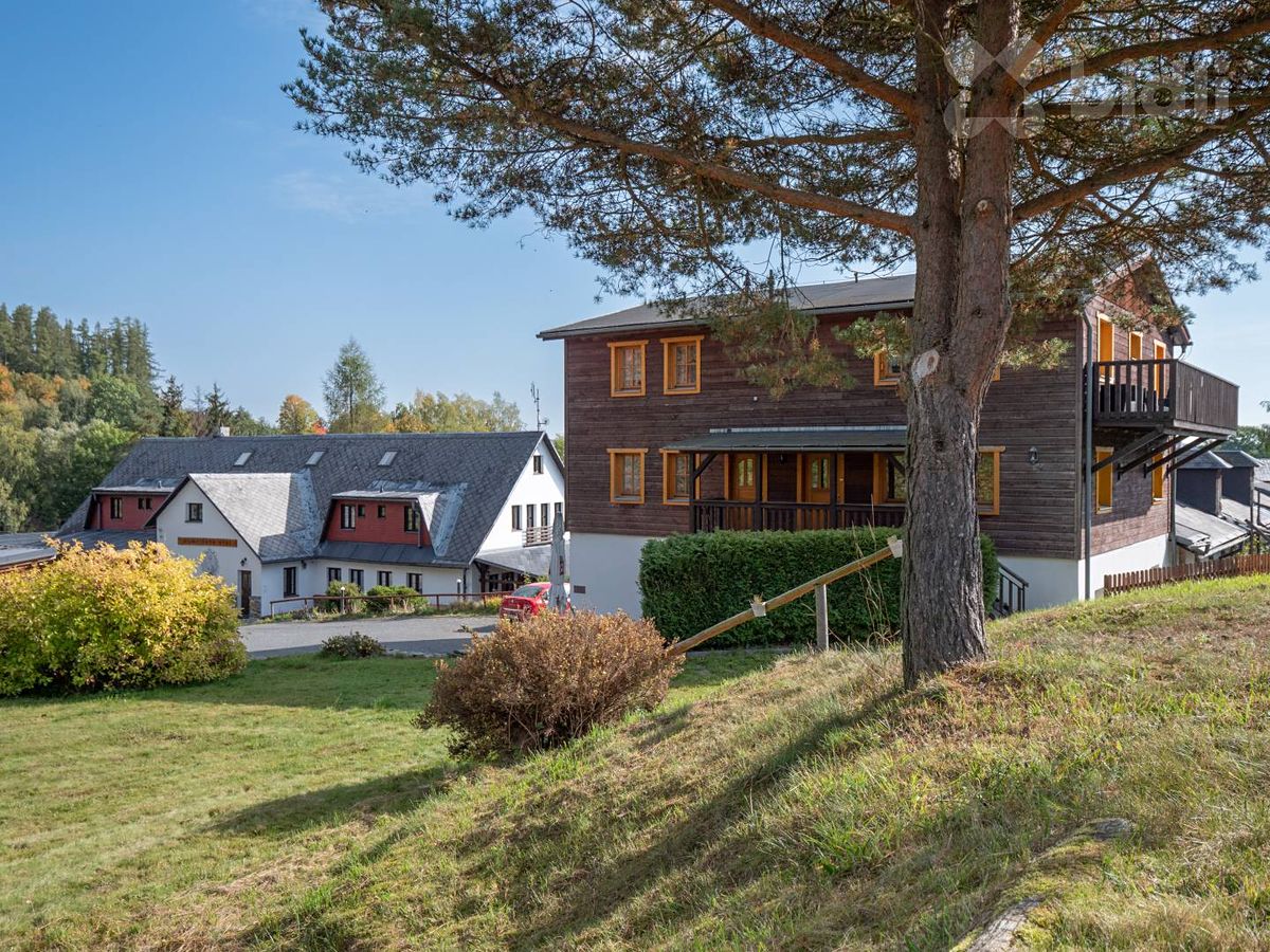 Prodej komerční nemovitosti 2705 m²