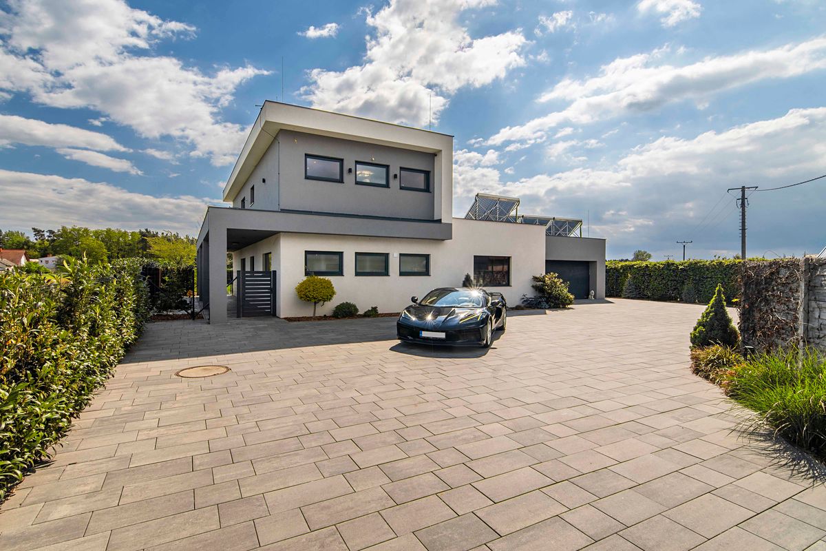Prodej rodinného domu 213 m², pozemek 881 m² – fotografie 2
