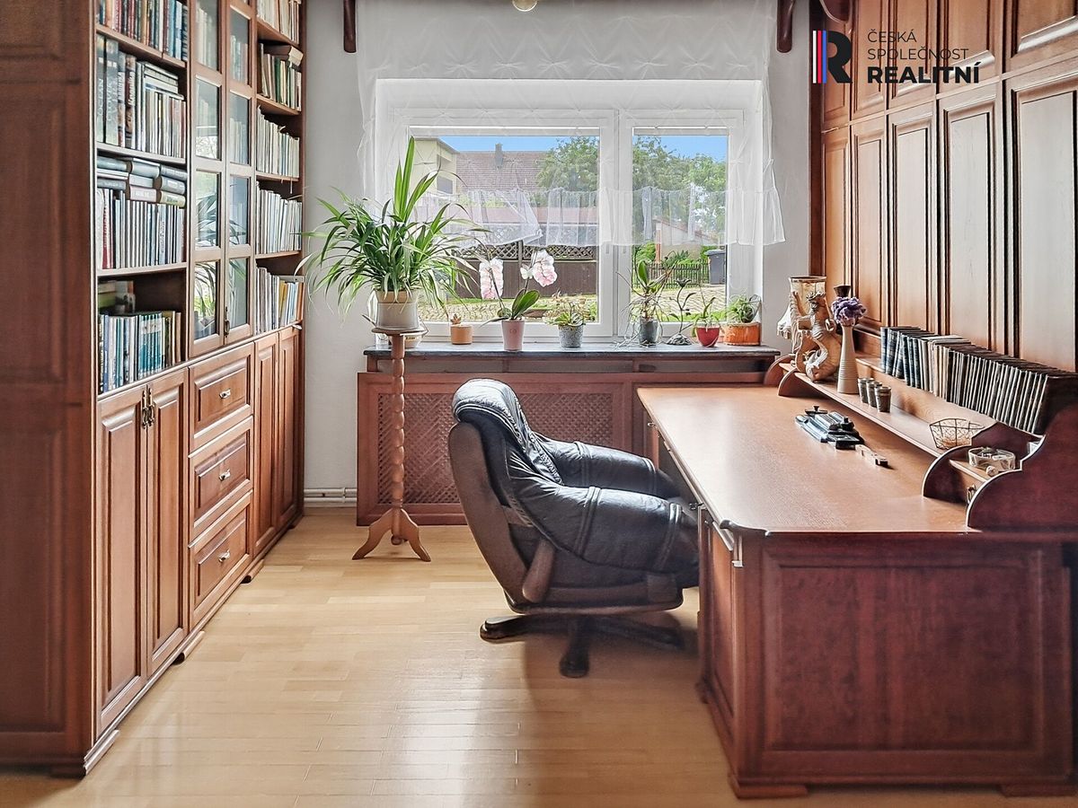 Prodej rodinného domu 176 m², pozemek 985 m² – fotografie 2