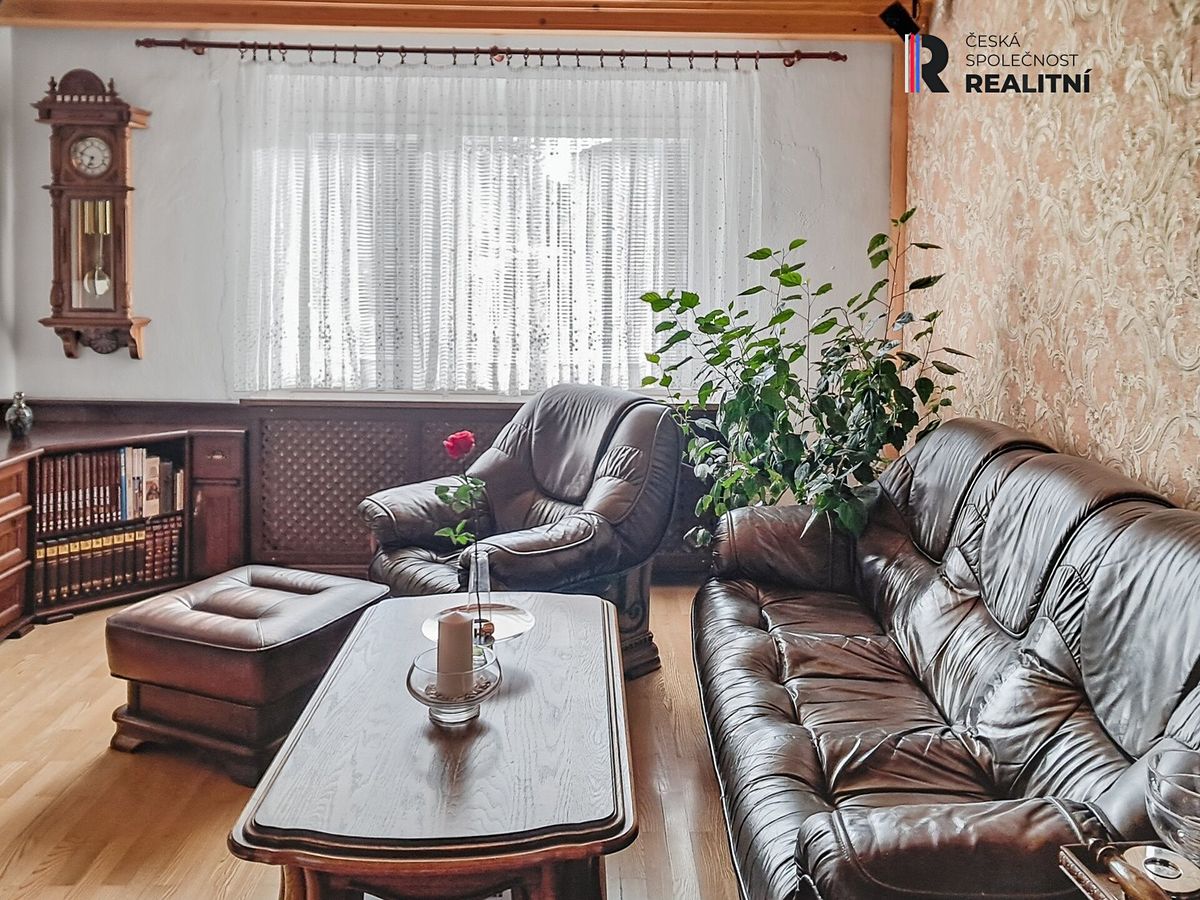 Prodej rodinného domu 176 m², pozemek 985 m² – fotografie 3
