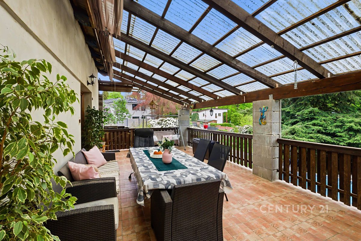 Prodej rodinného domu 261 m², pozemek 1306 m² – fotografie 2