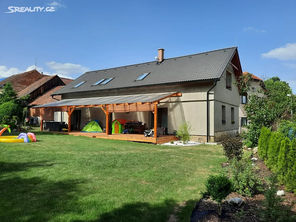 Prodej rodinného domu 230 m², pozemek 1052 m²