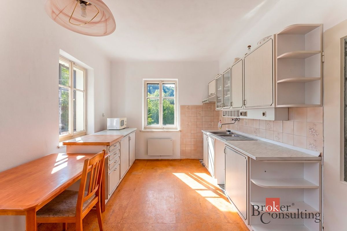 Prodej rodinného domu 266 m², pozemek 584 m² – fotografie 2