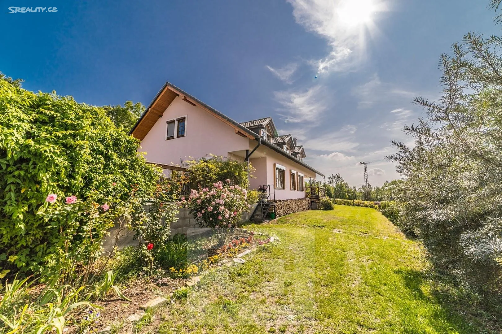 Prodej rodinného domu 400 m², pozemek 242000 m²