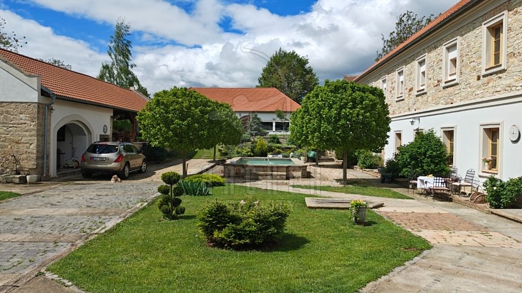 Prodej rodinného domu 365 m², pozemek 1972 m²