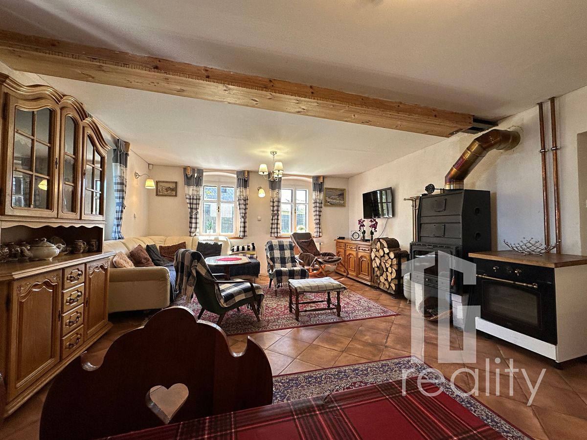 Prodej rodinného domu 211 m², pozemek 1458 m² – fotografie 3