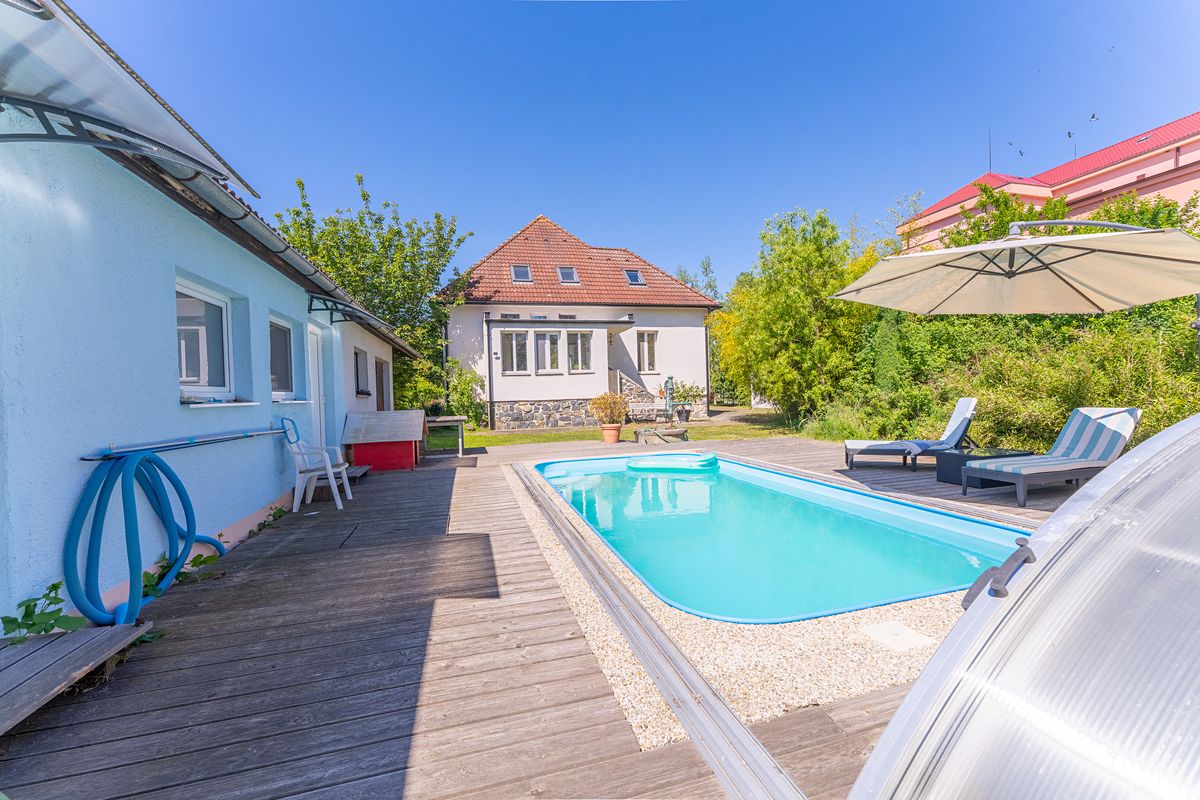 Prodej rodinného domu 200 m², pozemek 1393 m² – fotografie 2
