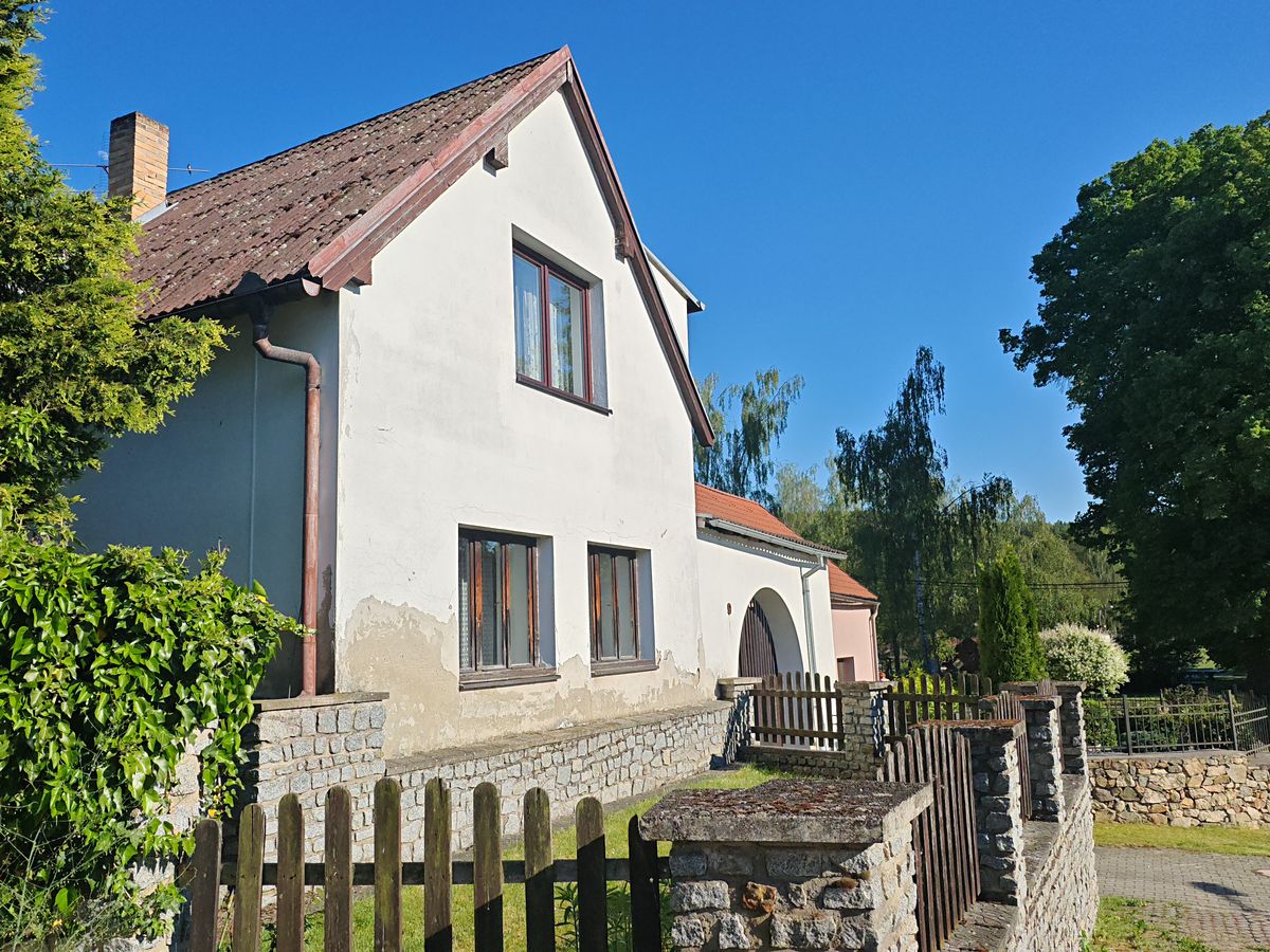 Prodej rodinného domu 300 m², pozemek 1212 m²