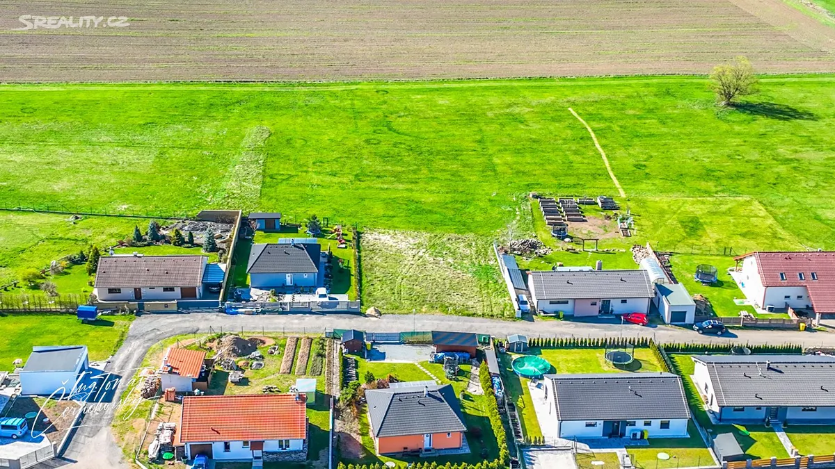 Prodej stavebního pozemku 819 m² – pohled 2