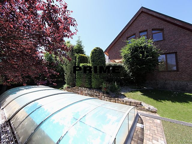 Pronájem rodinného domu 390 m², pozemek 903 m², Praha – fotka 1 z 3