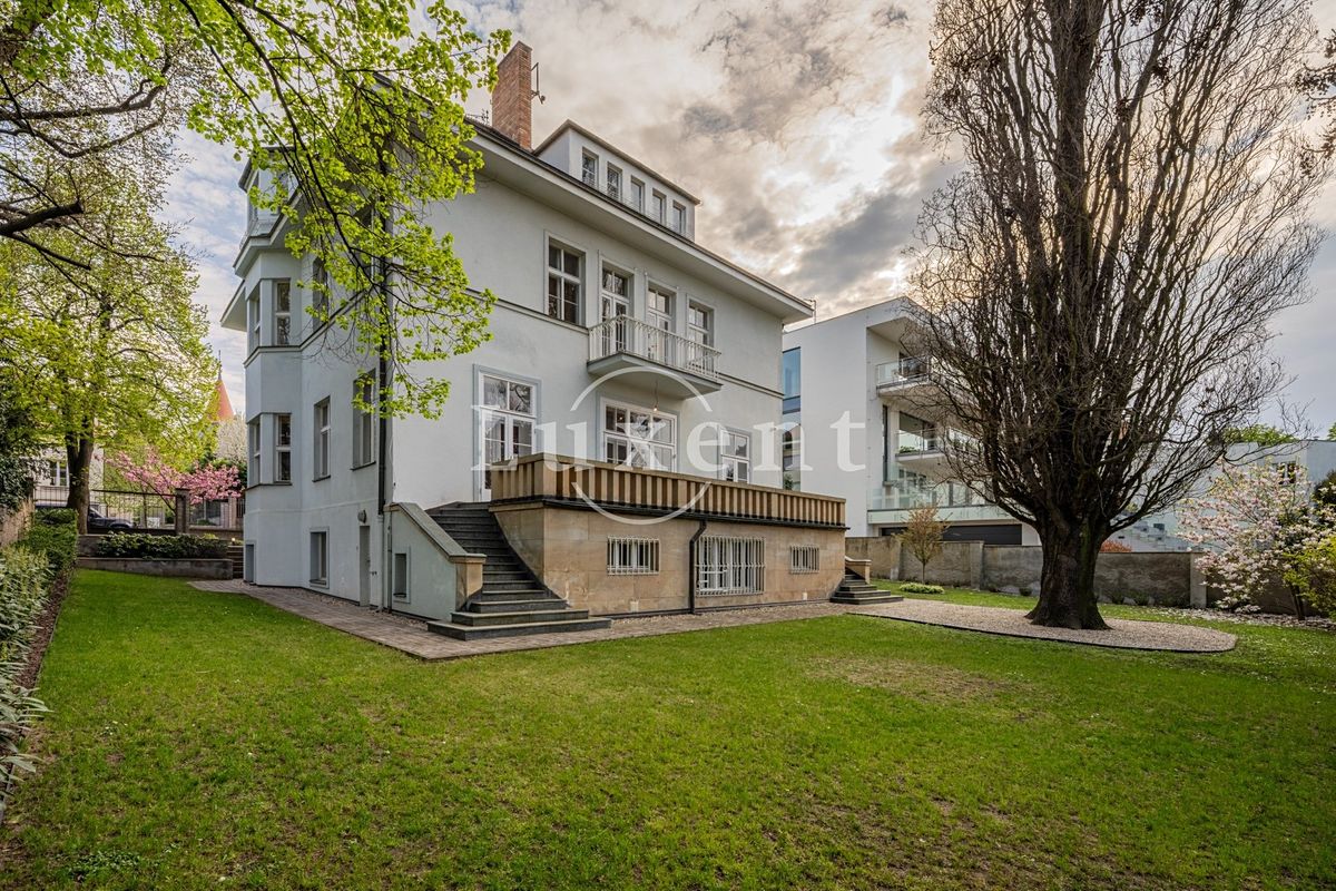 Prodej vily 726 m², pozemek 945 m² – fotografie 3