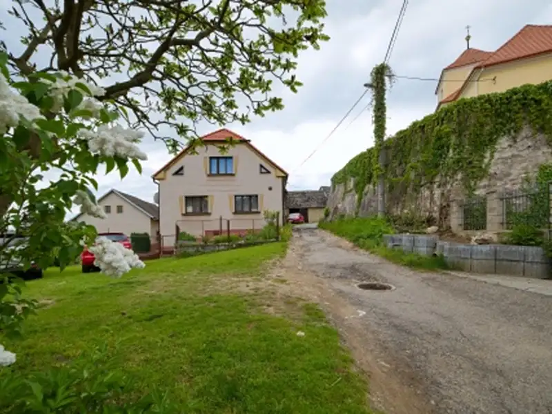 Prodej rodinného domu 255 m², pozemek 3631 m², Divišov – náhled fotky 2